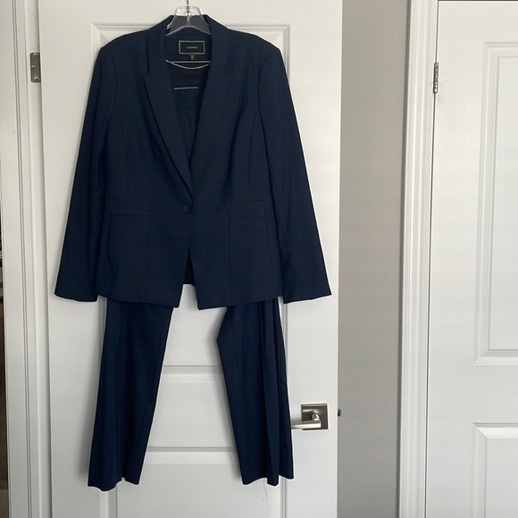 Le Chateau Navy Suit - Picture 1 of 9